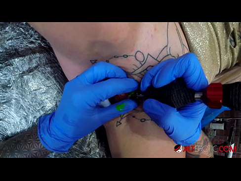 ❤️ Ekstreme tatuita varmulo Sully Savage ricevis tatuon sur sia klitoro ️❌ Rusia porno ĉe ni % eo.hentaibar.ru% ☑